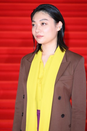 「第34回東京国際映画祭」レッドカーペットに出席した三浦透子