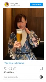 昼間からビールを楽しむ新井恵理那※　「新井恵理那」インスタグラム