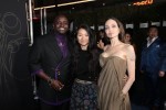 映画『エターナルズ』ワールドプレミアに登場した（左から）ブライアン・タイリー・ヘンリ、クロエ・ジャオ監督、アンジェリーナ・ジョリー