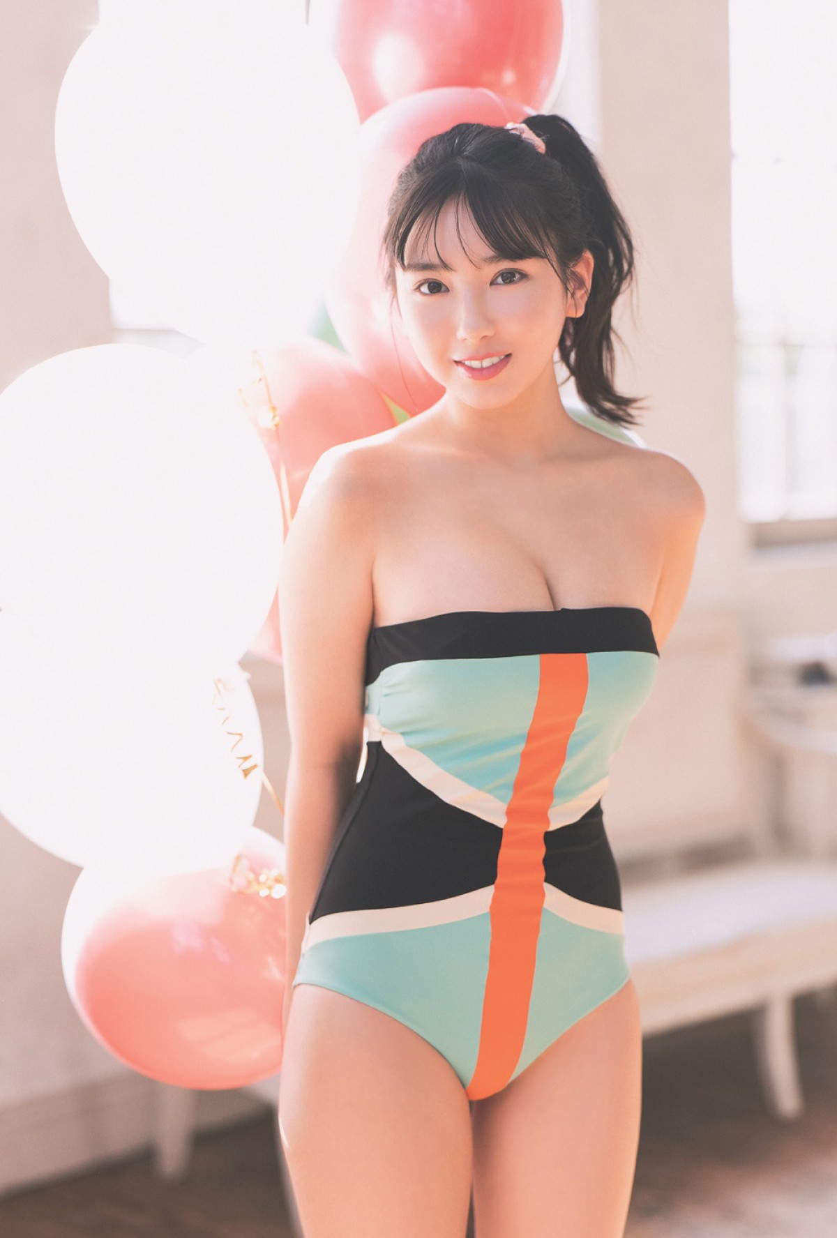 “令和のグラビアクイーン”沢口愛華、美ボディ映えるXmasグラビア　世界観異なる3種のカバー