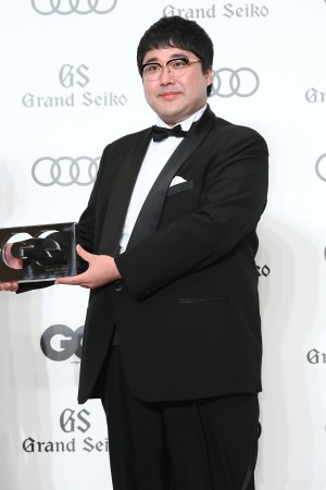 GQ MEN OF THE YEAR 2021 フォトコールに登場したマヂカルラブリー・村上