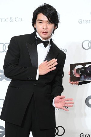 GQ MEN OF THE YEAR 2021 フォトコールに登場したマヂカルラブリー・野田クリスタル