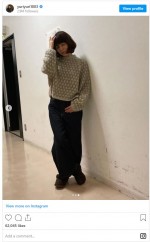 スタッフ自作のセーターがお気に入りの様子　※「石田ゆり子」インスタグラム