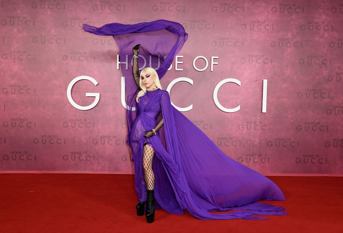 レディー・ガガ、GUCCIの鮮やかな紫色のドレスで登場！　『ハウス・オブ・グッチ』ロンドンプレミア