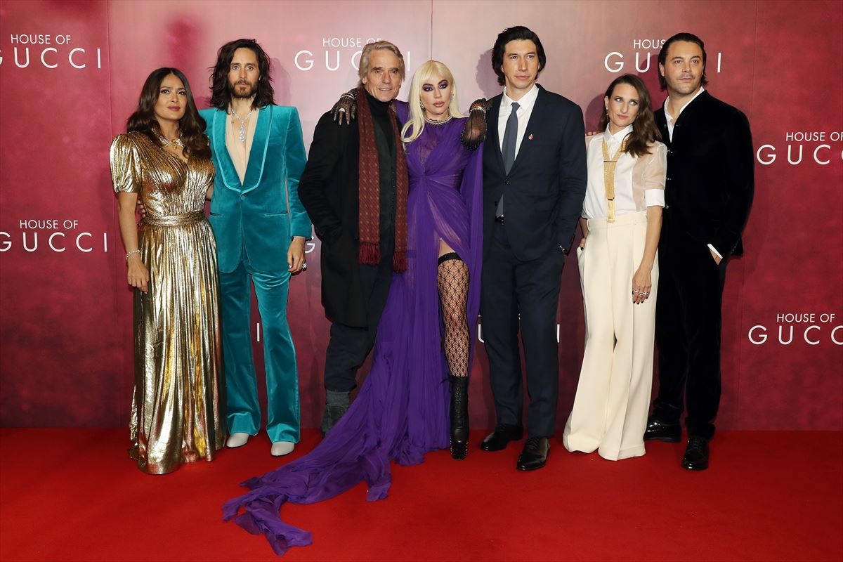 レディー・ガガ、GUCCIの鮮やかな紫色のドレスで登場！　『ハウス・オブ・グッチ』ロンドンプレミア