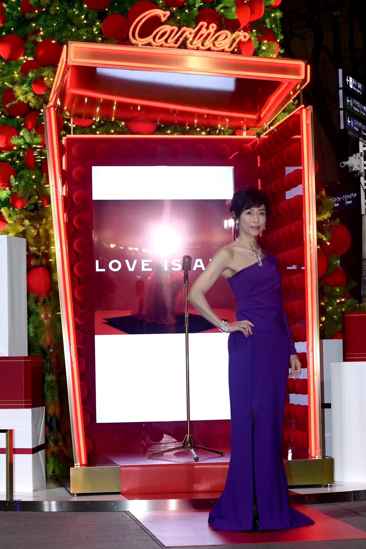 鈴木保奈美、肩＆背中見せドレスで「カルティエ クリスマスツリー点灯式」に