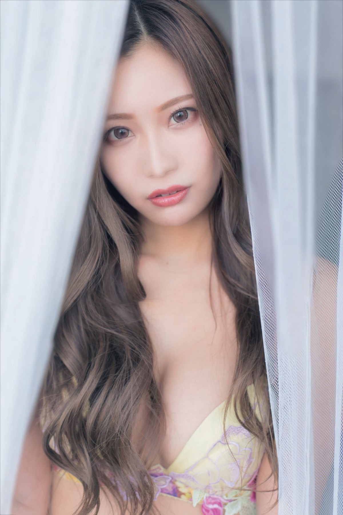 “令和のグラビアクイーン”沢口愛華、かわいさと大人っぽさが凝縮の24Pグラビア