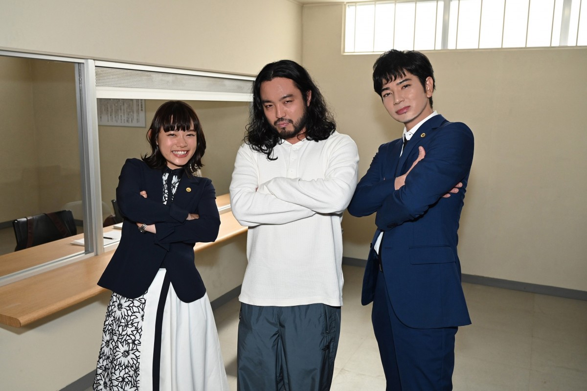 映画『99.9‐刑事専門弁護士‐ THE MOVIE』に出演するR‐指定(中央)