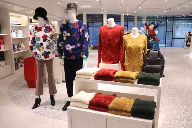 新オープンの 日本最大のディズニーストア がすごすぎた 期間限定のtdrグッズも発見 21年12月4日 写真 特集 レポート クランクイン トレンド