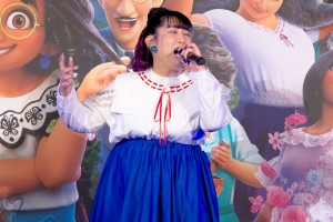 映画『ミラベルと魔法だらけの家』公開記念舞台あいさつに登場したゆめっち（3時のヒロイン）