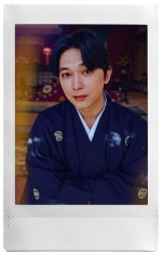 吉沢亮のチェキ写真　テレビCM「お正月を写そう♪ 2022 チェキ・エモい写真」篇より
