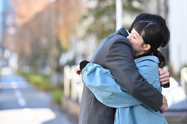 ハンオシ 明葉 百瀬の 身長差ハグ に歓喜の声も まさかの一言 に衝撃 21年12月8日 写真 クランクイン