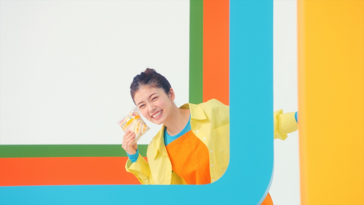 小芝風花、「ランチパック」新CMで元気いっぱいジャンプ！　タイアップ曲はジャニーズWEST