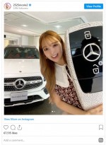 藤田ニコル、人生初の愛車、白いベンツと2ショット　※「藤田ニコル」インスタグラム