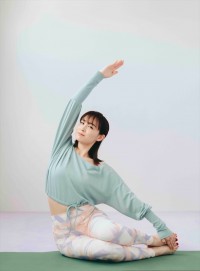 「Tarzan」817号（8月26日発売）で腸活メソッドを実践する新井恵理那