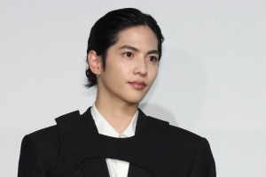 映画『人と仕事』完成報告会に登場した志尊淳