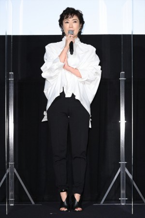 映画『空白』初日舞台あいさつに登場した寺島しのぶ