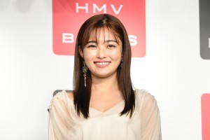 井上咲楽、1st フォトブック「さよならMAYUGE」発売記念イベントに登場