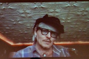 映画『MINAMATAーミナマター』オンライン記者会見に登場したジョニー・デップ