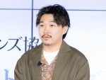 コンタクトレンズ協会記者発表会に登場したオズワルド・伊藤俊介