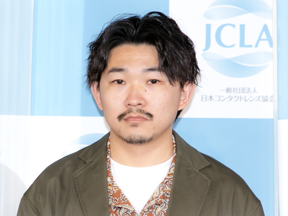 オズワルド伊藤、初の“脱メガネ”姿を披露「妹よぎります」