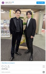 スーツ姿で並び立つ赤楚衛二＆町田啓太　※ドラマ『SUPER RICH』公式インスタグラム