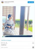 りんとした和装ショットも　※「浜辺美波」インスタグラム