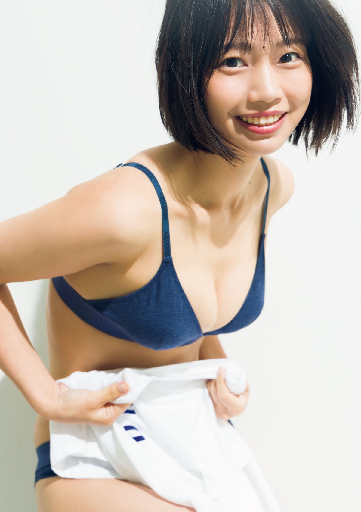 “miao”メンバー・夏目綾25歳、さわやかなブルーのビキニ眩しいグラビア