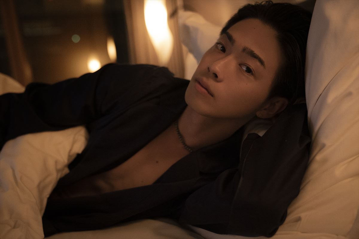 超人気YouTuber・コムドット、初の写真集早くも予約殺到　カバー写真解禁