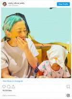 SHELLY、3歳娘のかわいすぎる“変装”に爆笑　※「SHELLY」インスタグラム