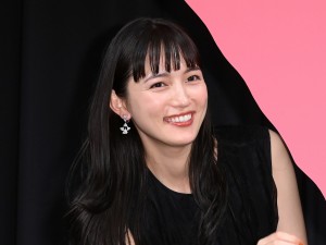 映画『聖地X』完成披露舞台あいさつに登場した川口春奈