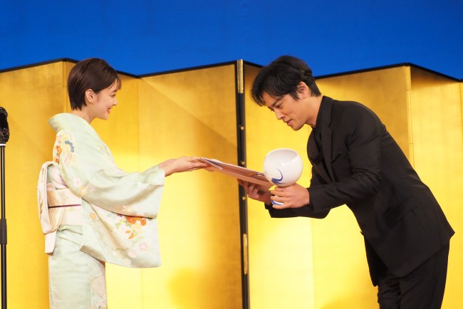 『京都国際映画祭2021授賞式』でアンバサダーを務めた倉科カナと三船敏郎賞を受賞した桐谷健太