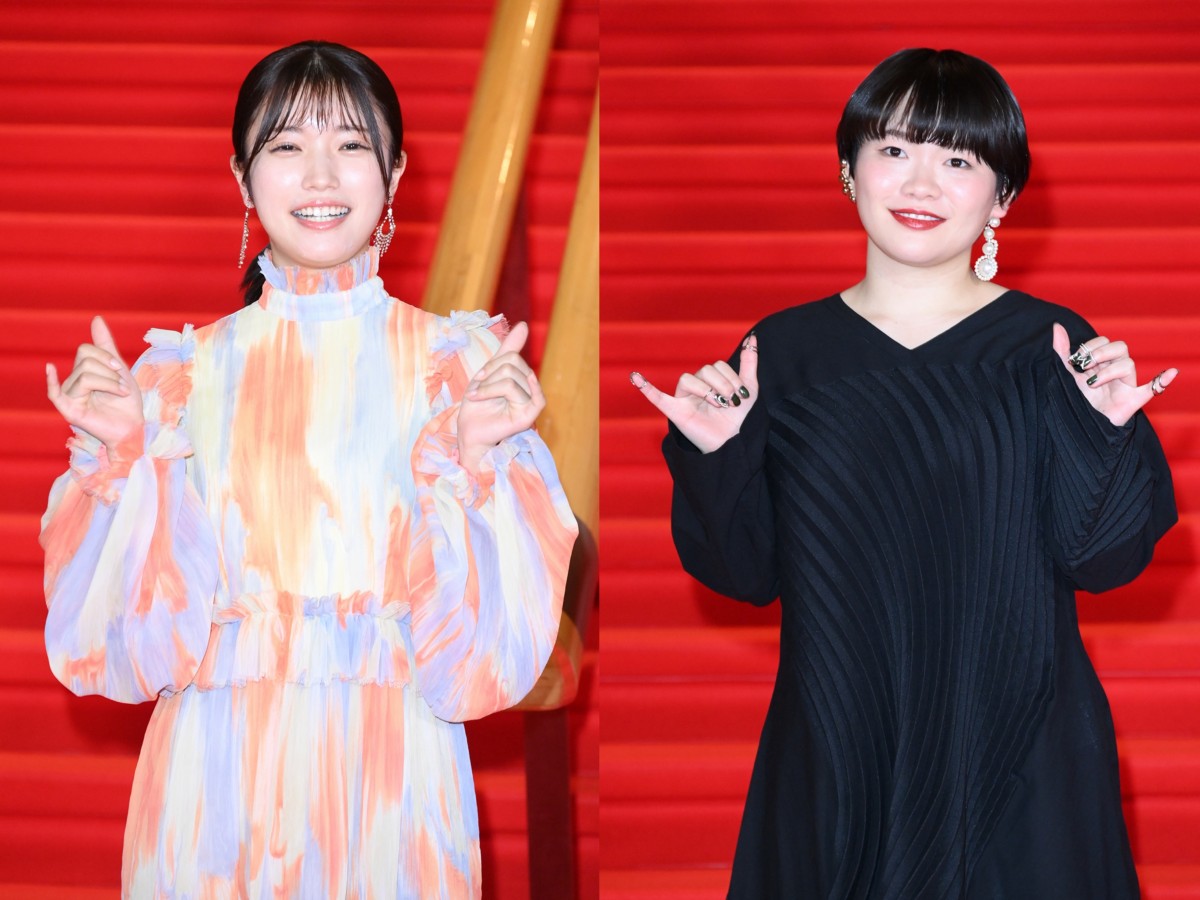「第34回東京国際映画祭」レッドカーペットに出席した（左から）美山加恋、富田望生