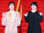 【写真】美山加恋＆富田望生、ドレス姿で大人な装い　アロハポーズで笑顔＜第34回東京国際映画祭＞