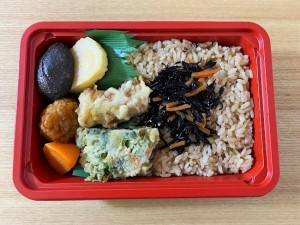 ローソンストア100「ミートボール弁当」