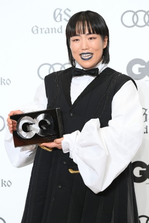 GQ MEN OF THE YEAR 2021 フォトコールに登場したゆりやんレトリィバァ