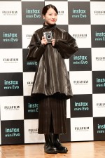 富士フイルム instax“チェキ”新製品発表会に登場した広瀬すず