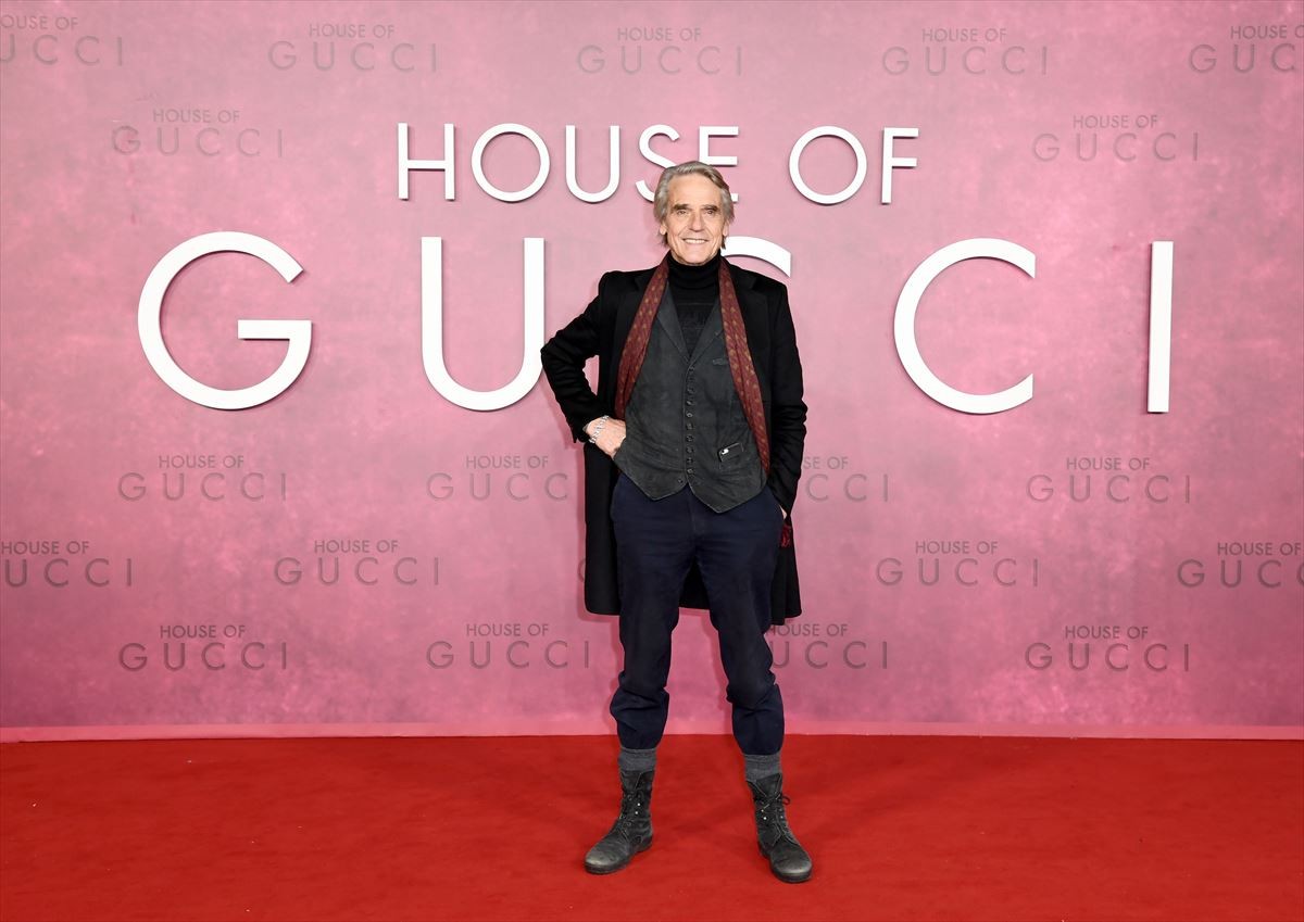 レディー・ガガ、GUCCIの鮮やかな紫色のドレスで登場！　『ハウス・オブ・グッチ』ロンドンプレミア