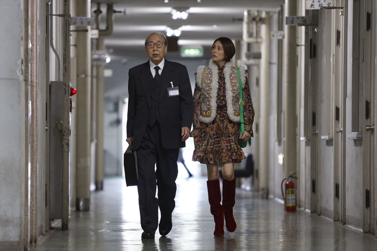 ドラマ『ドクターX~外科医・大門未知子~』での神原晶(岸部一徳)と大門未知子(米倉涼子)