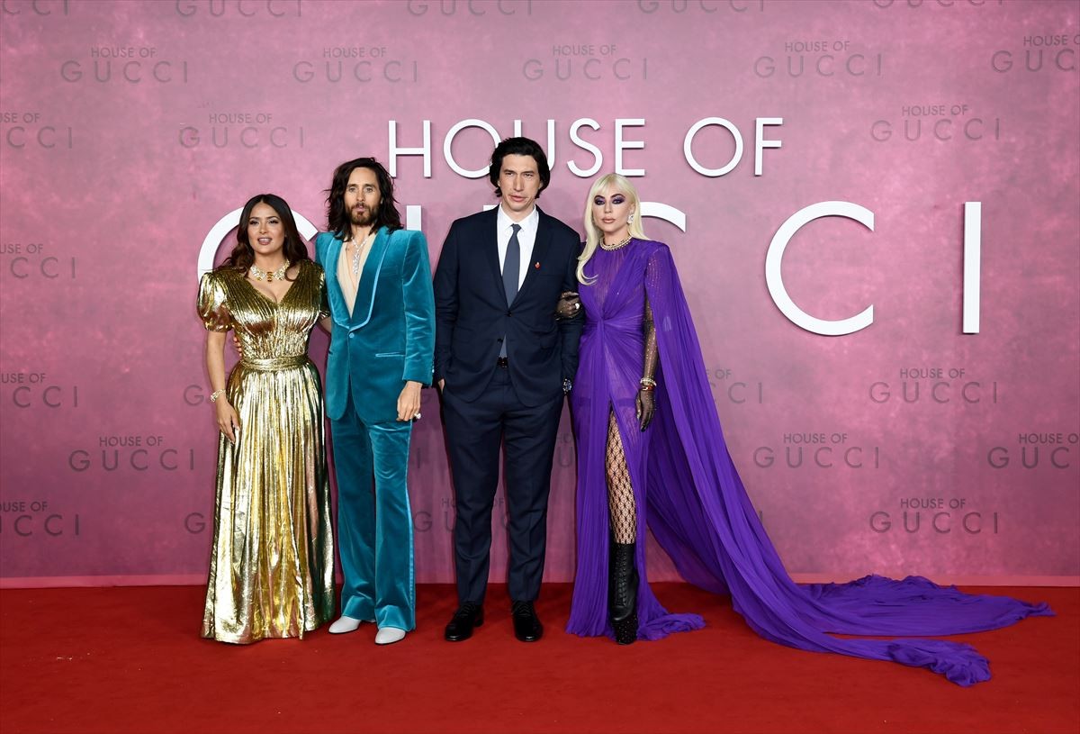 レディー・ガガ、GUCCIの鮮やかな紫色のドレスで登場！　『ハウス・オブ・グッチ』ロンドンプレミア