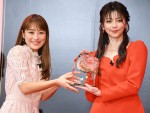 「OSAKA OHSHO Presents THE BEST GYOZANIST 2021」授賞式に登場した（左から）鈴木奈々、香里奈
