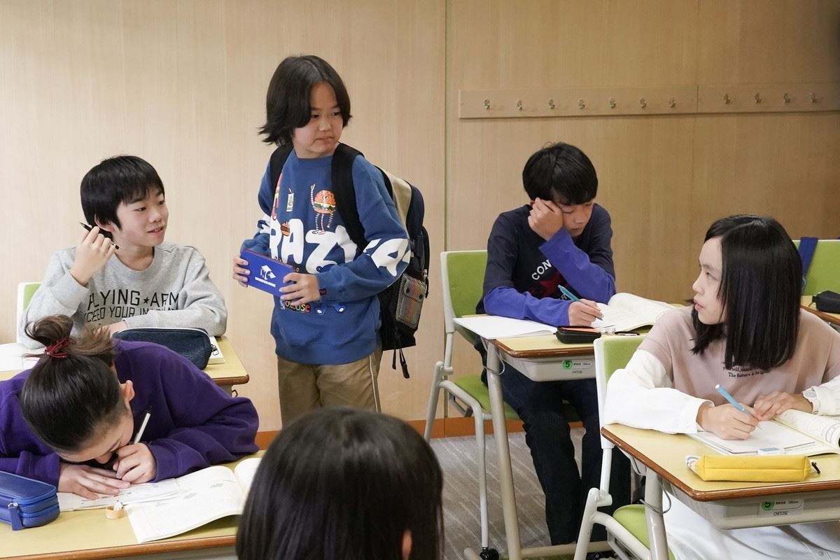 『二月の勝者』“黒木”柳楽優弥、子どもたちをおんぶするシーンに反響「順番待ちしたい」  