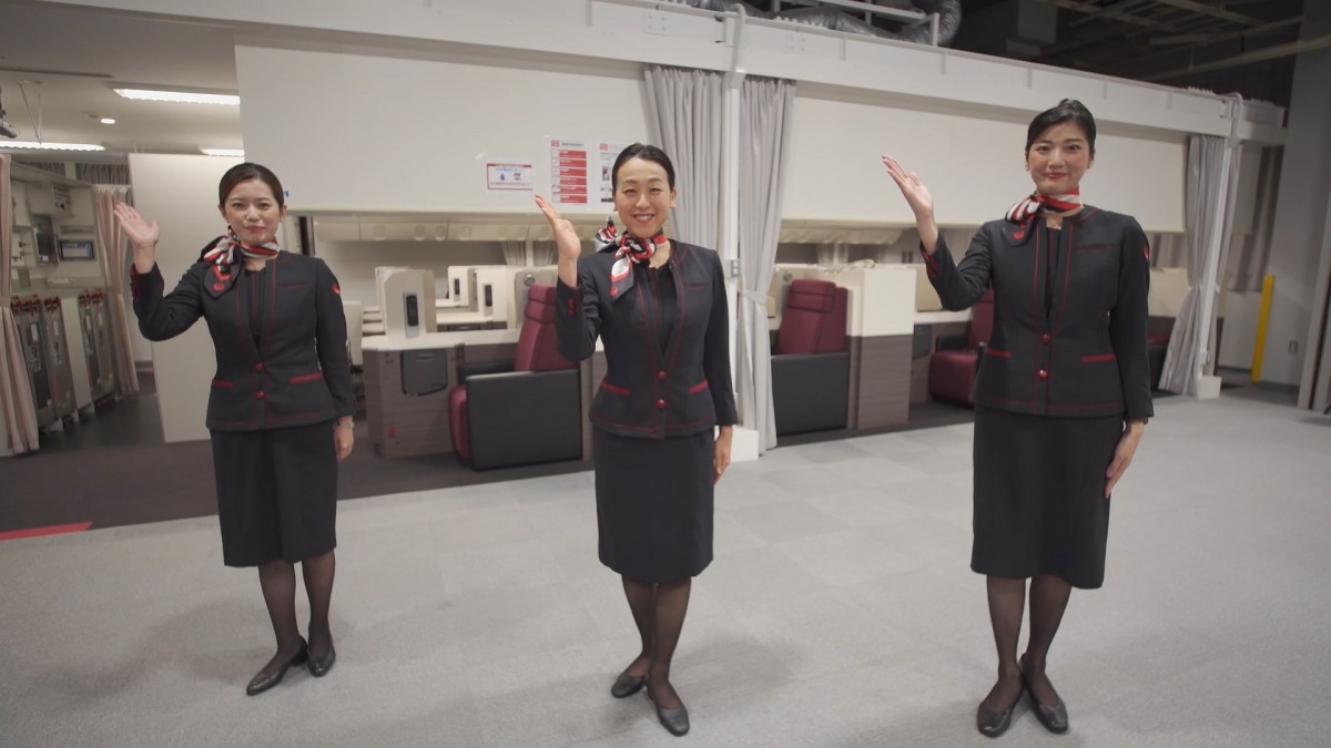 浅田真央がJALのCAに！客室サービスの体験も挑戦　「新しい空の旅にジャンプ！」