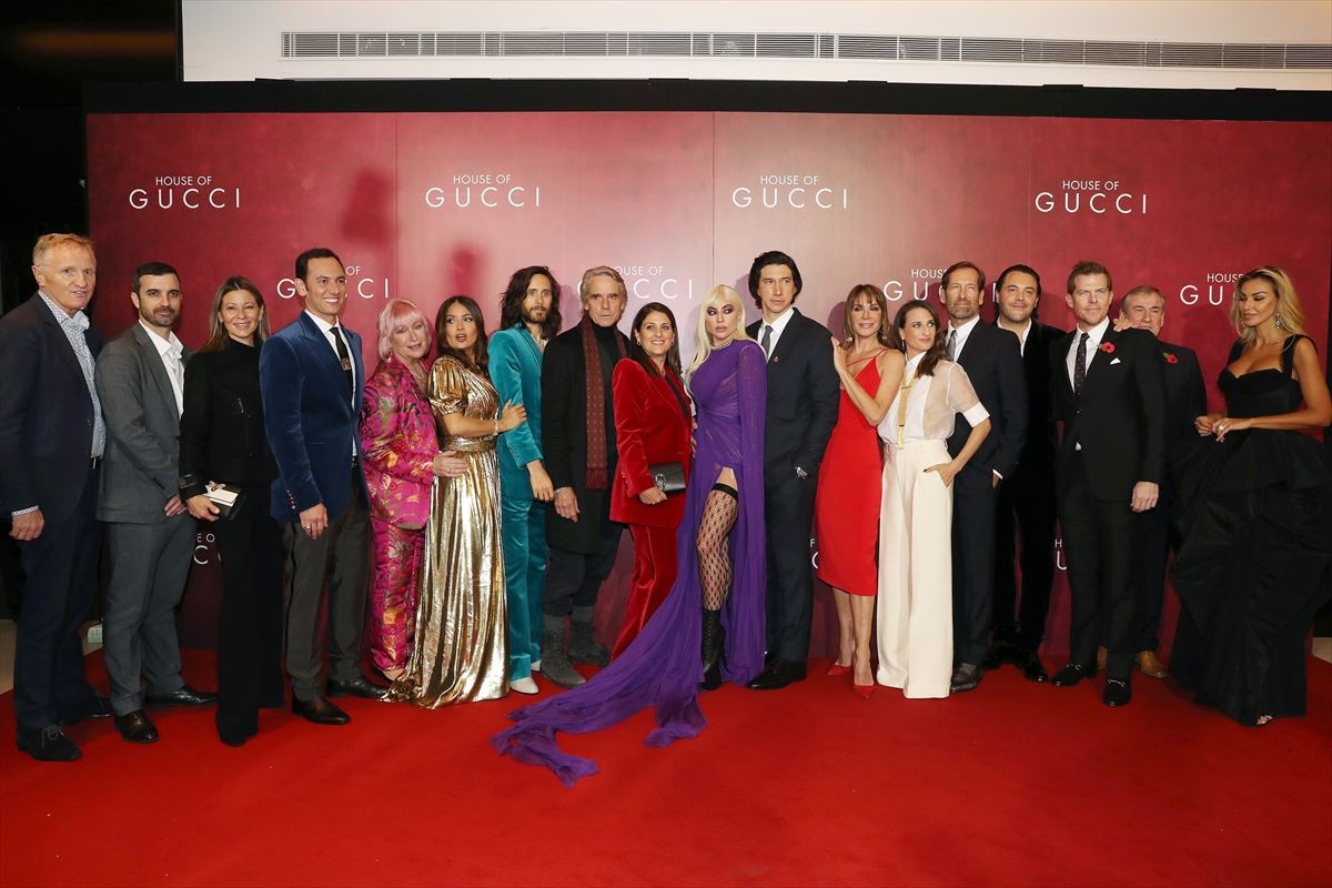 レディー・ガガ、GUCCIの鮮やかな紫色のドレスで登場！　『ハウス・オブ・グッチ』ロンドンプレミア