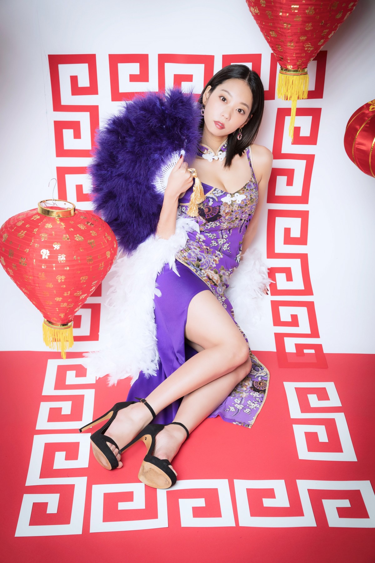 青山ひかる、胸元強調のセクシーチャイナ服　“マフィアの女”コスプレ