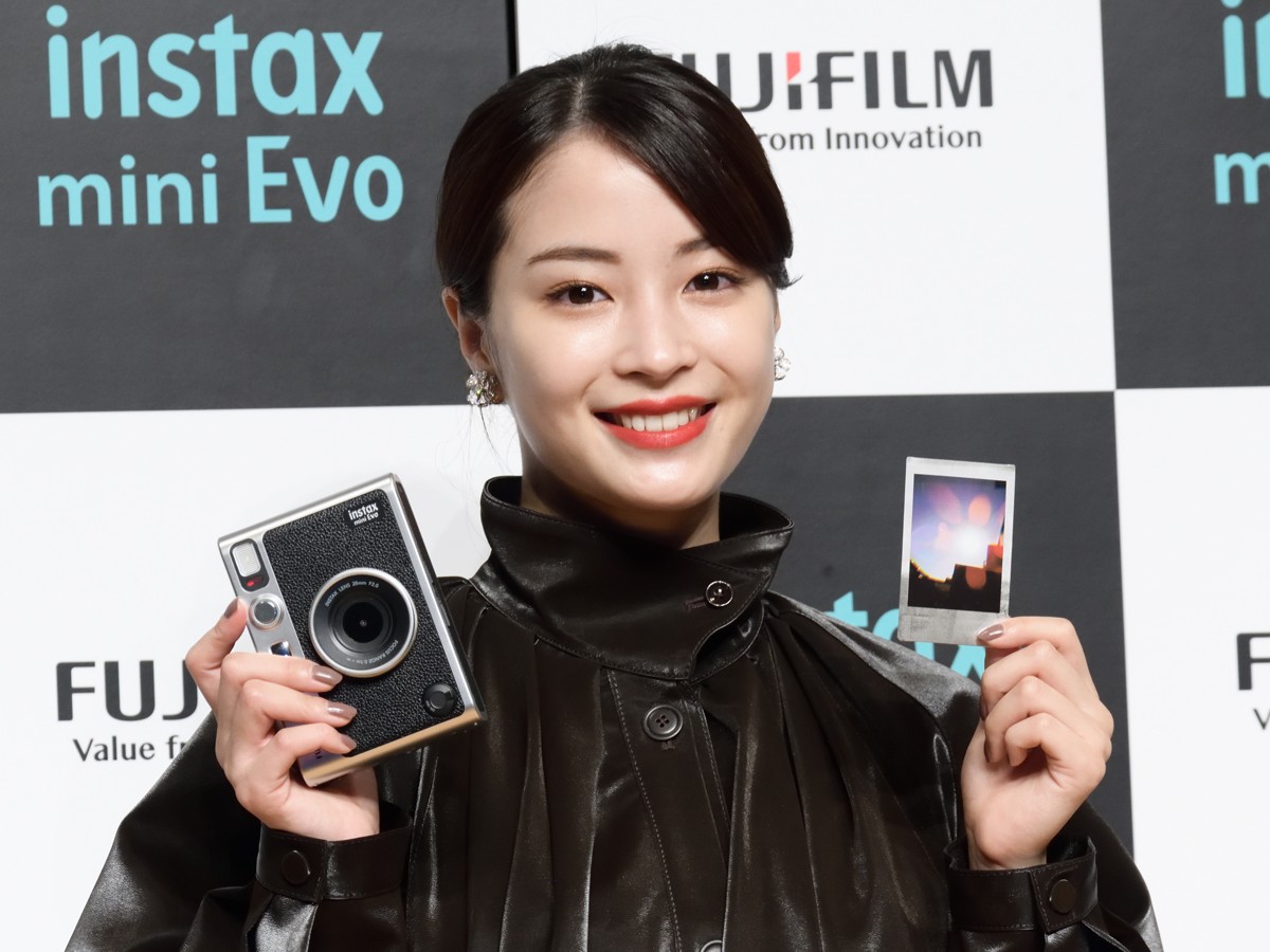 富士フイルム instax“チェキ”新製品発表会に登場した広瀬すず