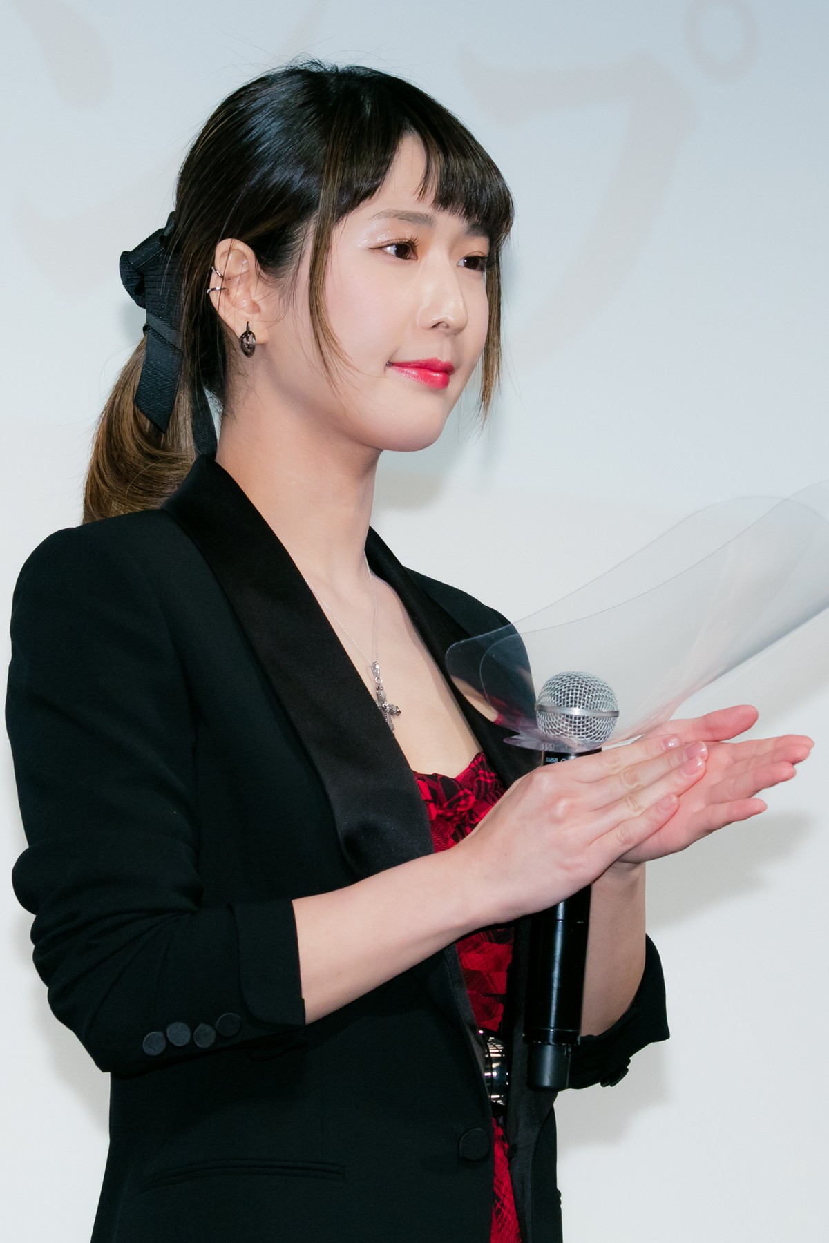 モーガン茉愛羅、ふっくらお腹で登壇　客席からの祝福の声に笑顔