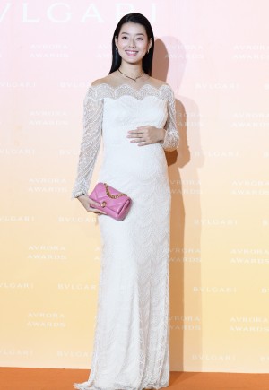 「BVLGARI AVRORA AWARDS 2021」ゴールデンカーペットセレモニーに登場したすみれ