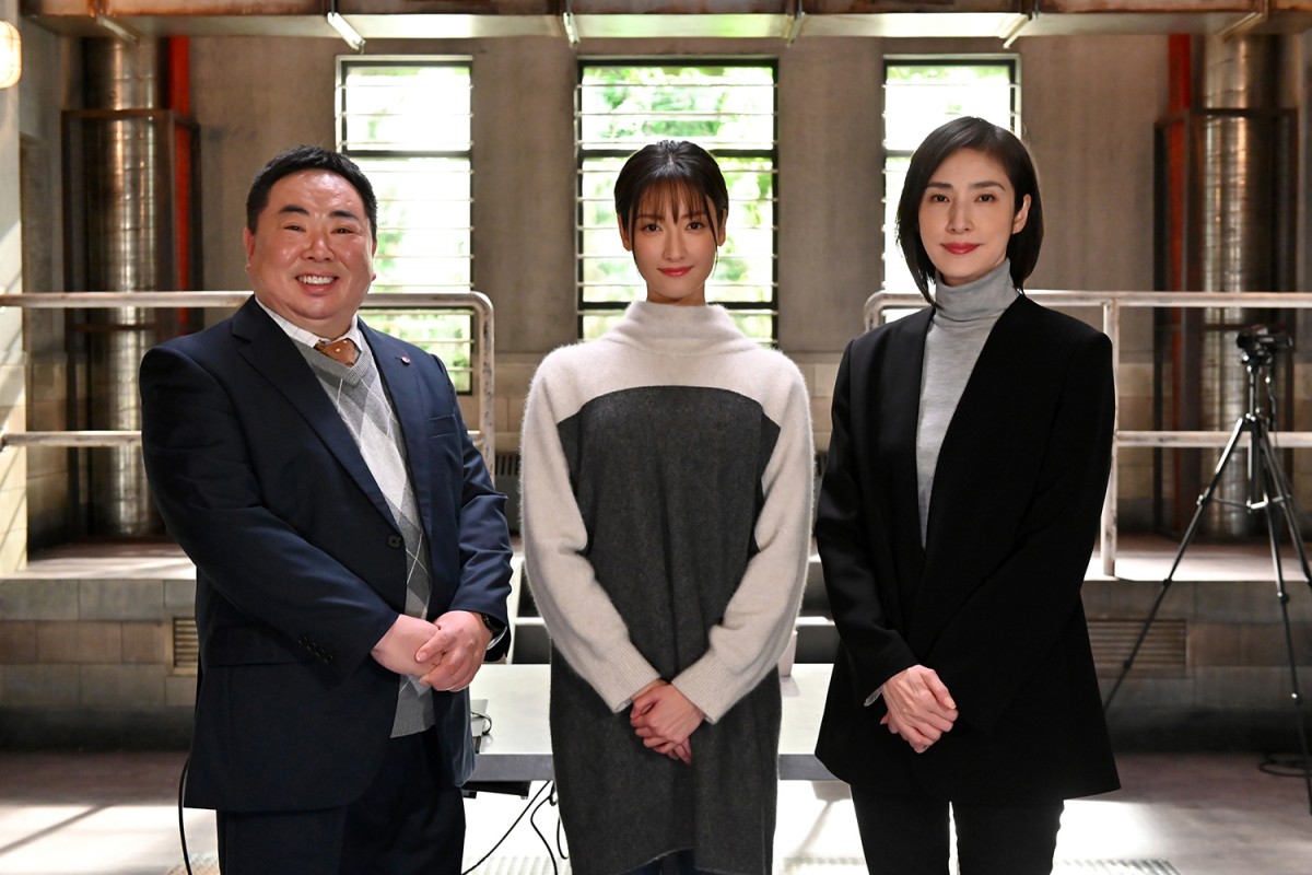 新春ドラマスペシャル『緊急取調室 特別招集 2022 8億円のお年玉』に出演する(左から)塚地武雅、菜々緒、天海祐希