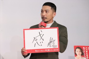 SWAY、映画『私はいったい、何と闘っているのか』公開記念舞台あいさつに登場